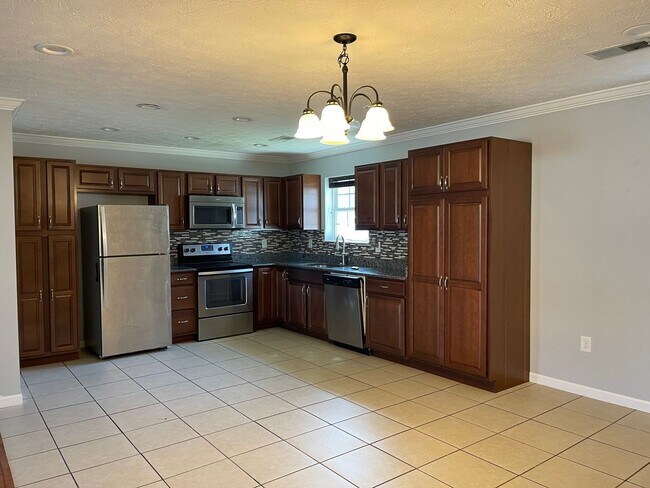 Building Photo - 411 Cornus Ave