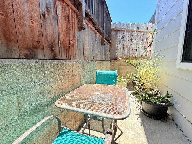 Building Photo - Great Single-Level Cayucos Apartment with One Car Parking Space