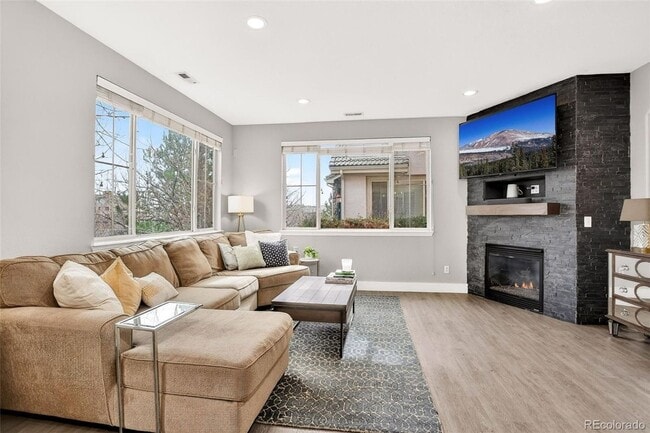 Building Photo - Renovated 2-bed 2.5 bath bright and open townhome located in the heart of Lone Tree!