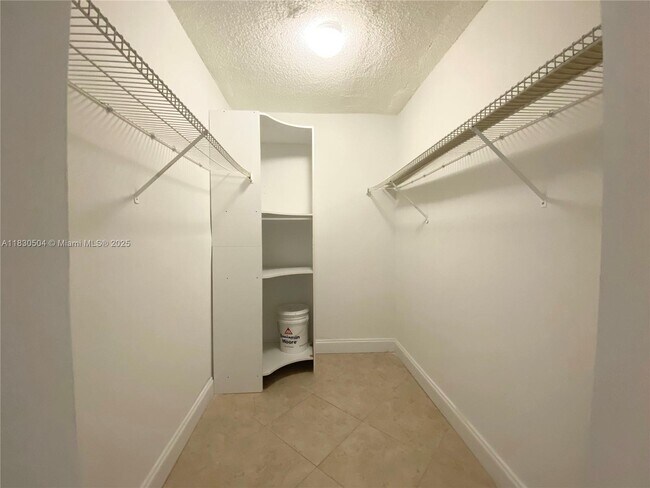 Building Photo - 9371 Fontainebleau Blvd