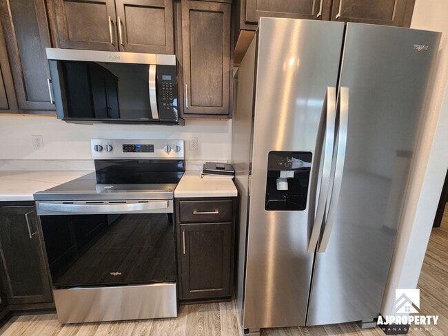 Building Photo - 300 S Willow Spring Dr