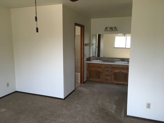 Building Photo - West Redding Home
