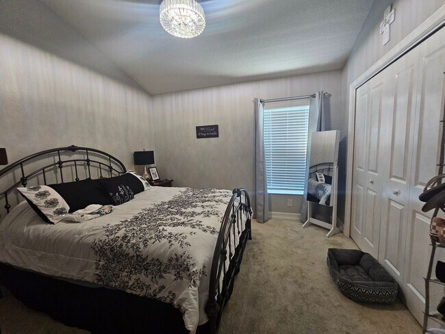 Building Photo - 5849 Seymour Ave