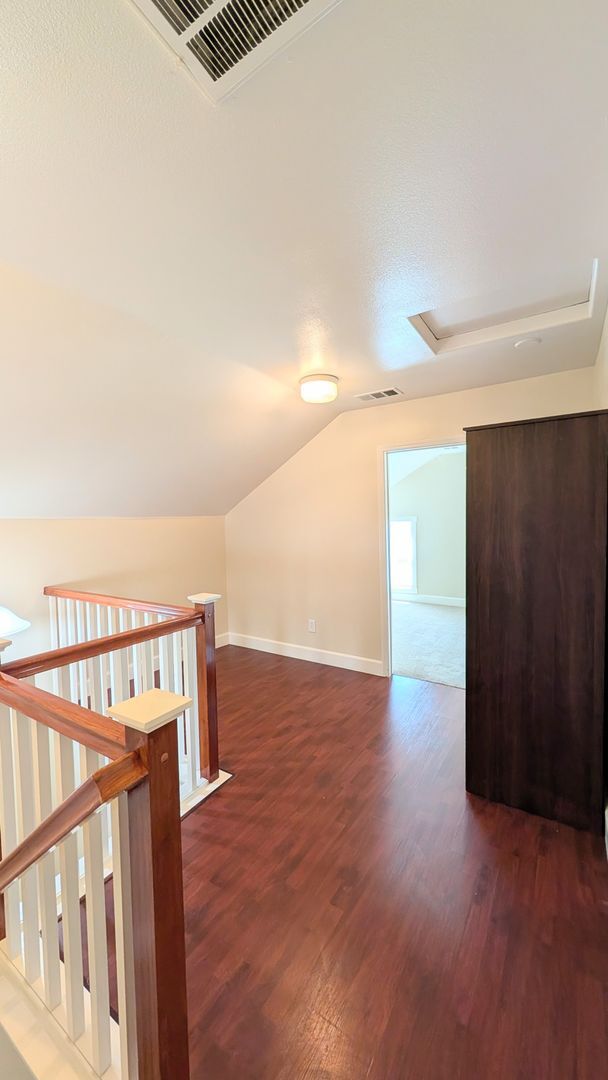 Building Photo - GREAT DOWNTOWN LOCATION!! GATED PARKING!
