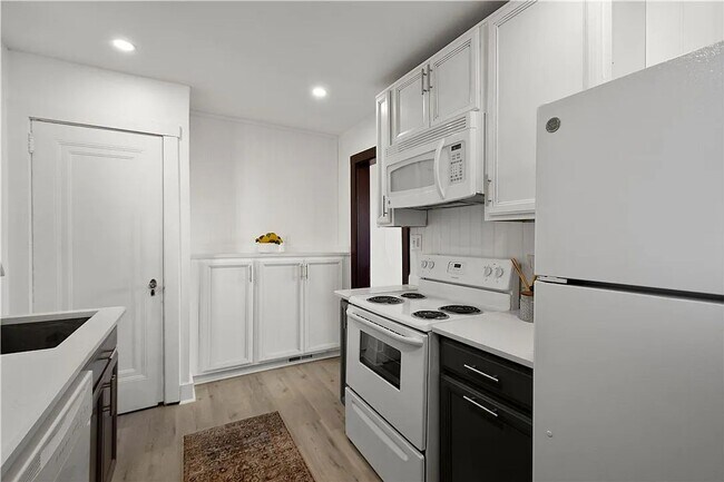 Building Photo - 3 bed 1 bathroom - central air, outdoor sp...