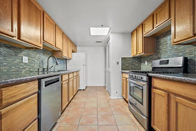 Building Photo - Amazing 2 Bed Condo in Noho!