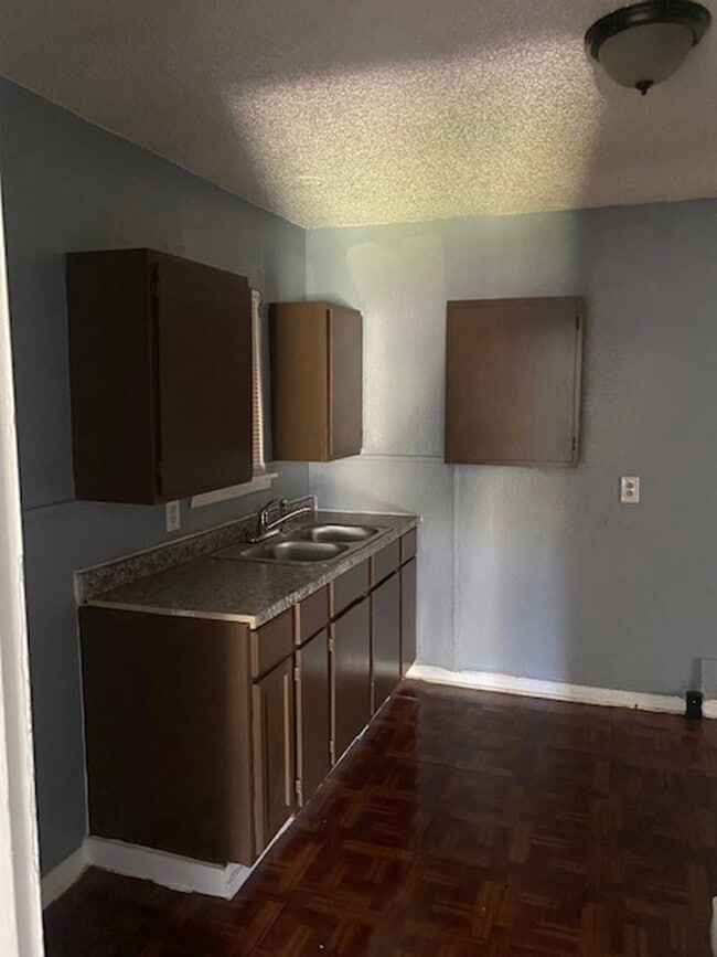 Building Photo - 2 BED 1 BATH HOUSE FOR LEASE