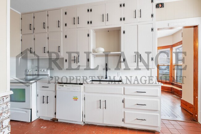 Building Photo - 221 S Glenn St