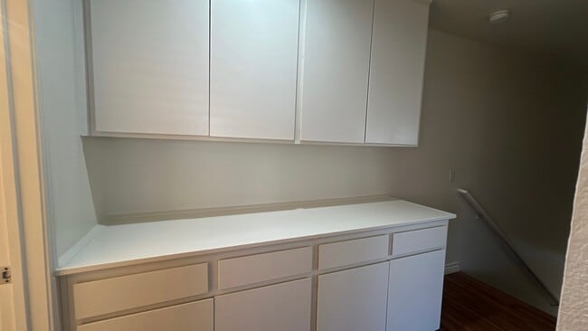 Building Photo - (APPLICATION PENDING) Townhouse in gated c...