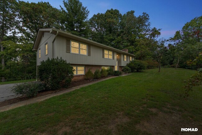 Building Photo - Spacious 4BR House in Weaverville Area, 10...