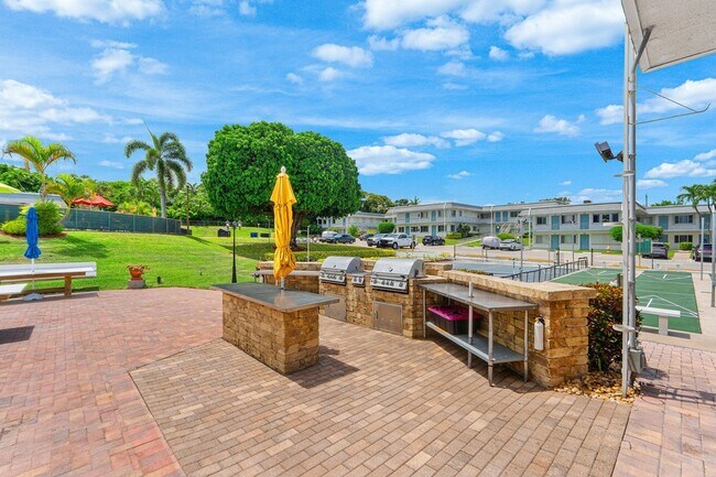 Building Photo - 3160 Lake Osborne Dr