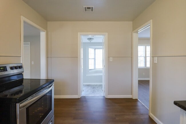 Building Photo - Cozy 2 Bedroom 1 Bathroom Home In Kendall-Whittier