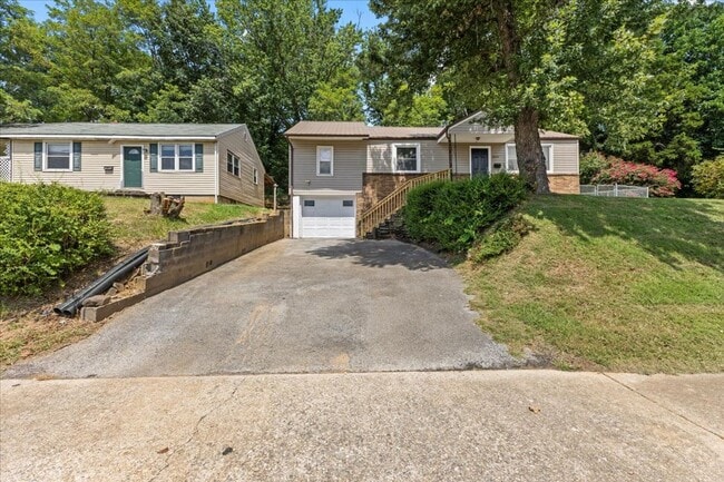 Building Photo - 4 bedroom, 2 bath home with den and garage...