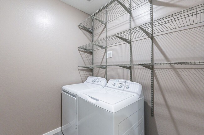 Building Photo - Great 3 Bedroom Townhome - NEW Carpet!