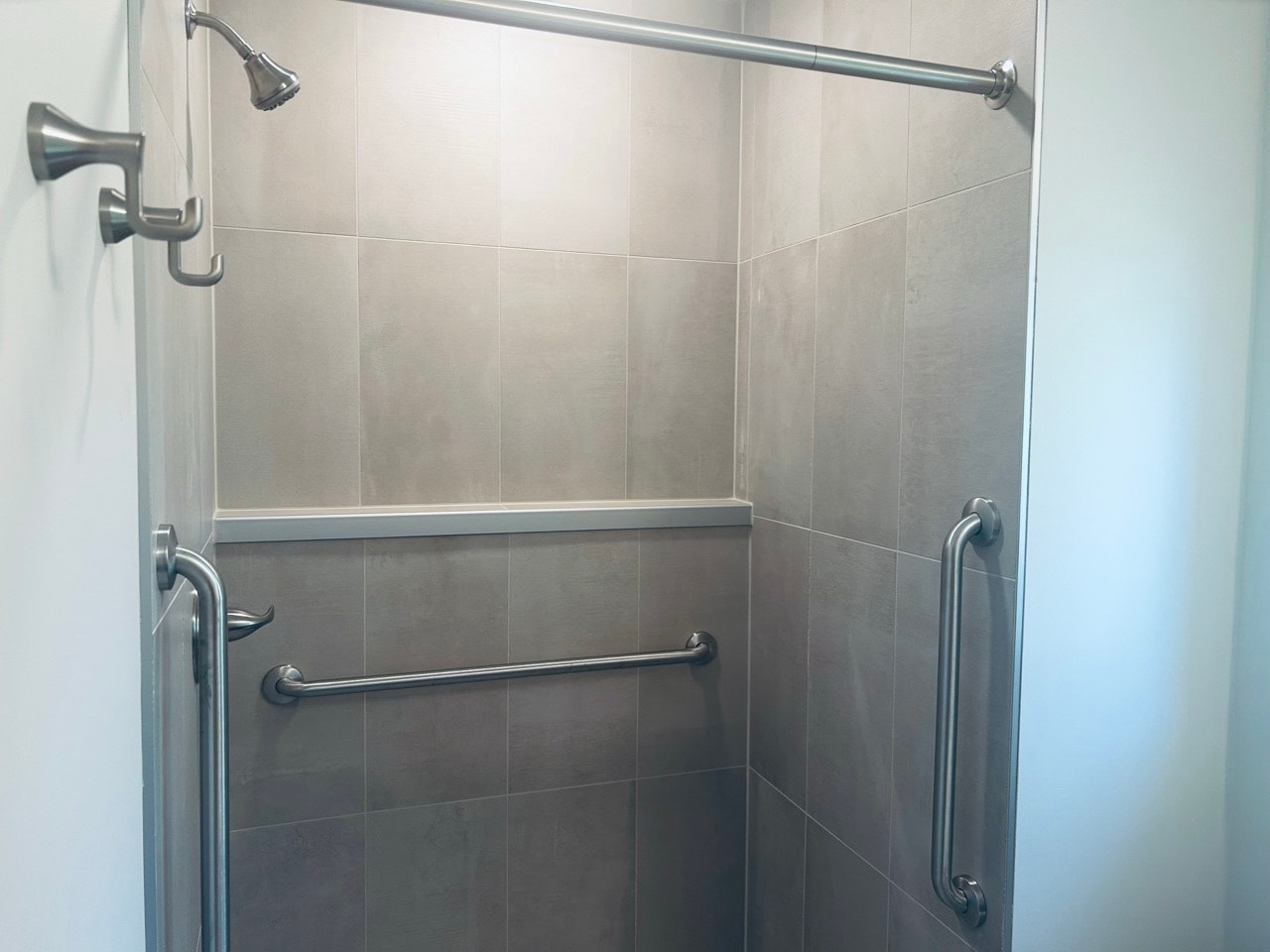 Roll in tiled shower. - 702 Union St