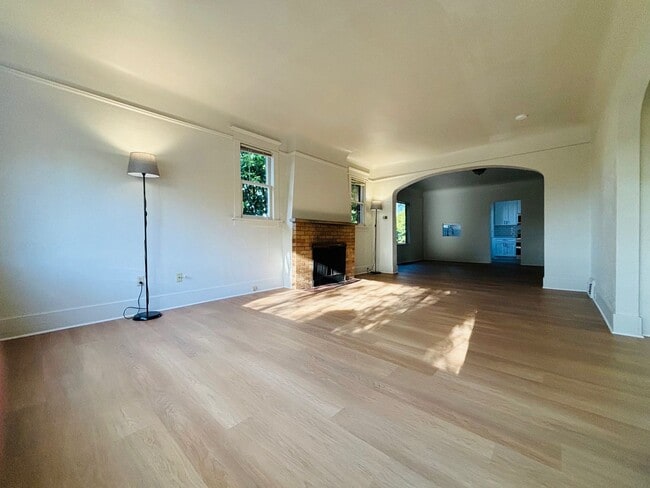 Building Photo - 2 BD / 1 BA Main level unit in 1913 Roosev...