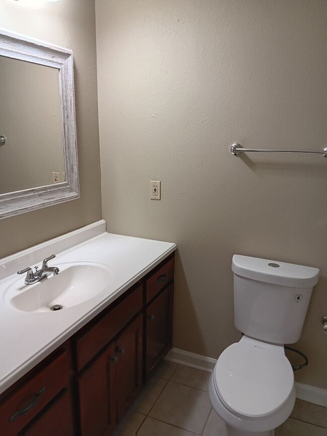 Building Photo - 3 Bed/2 Bath