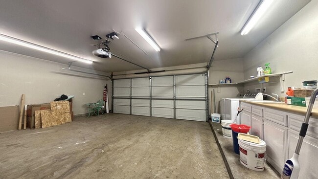 Building Photo - Custom Built 5 Bedroom 3 Bathroom Home in ...