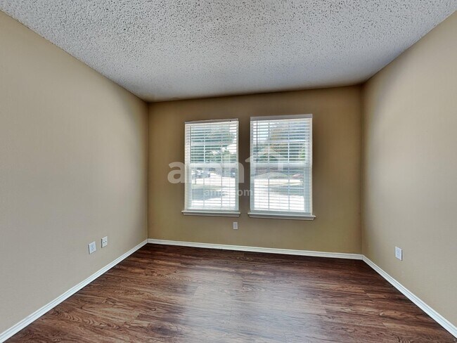 Building Photo - 1411 Plateau Dr