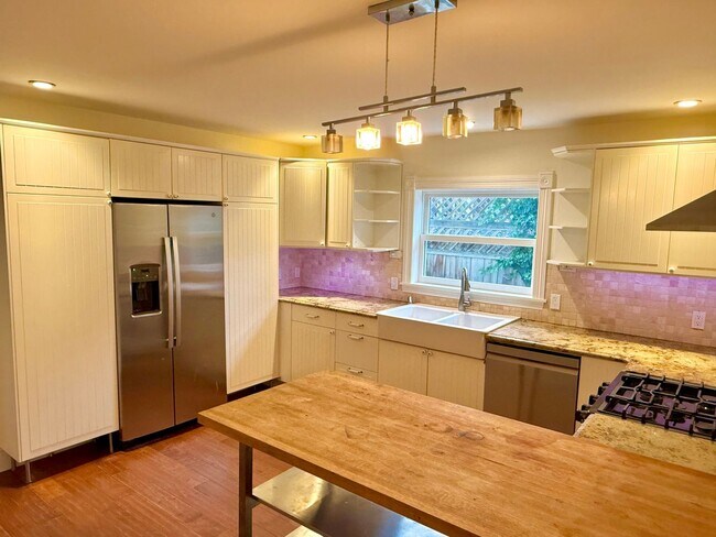 Building Photo - $2,400 / 2 BR - Beautifully Updated Home in Desirable Alameda Neighborhood