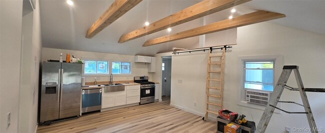 Building Photo - 340 Main St