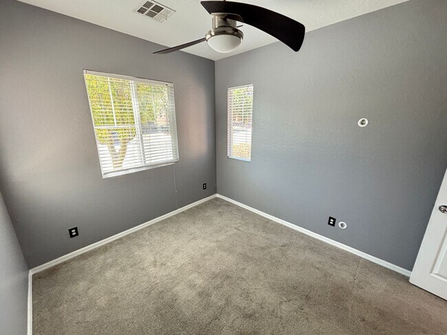 Building Photo - Beautiful 4Bed/3Bath/2Car Residence located in Providence