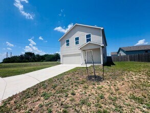 Building Photo - 4bd 2.5 ba in New Braunfels
