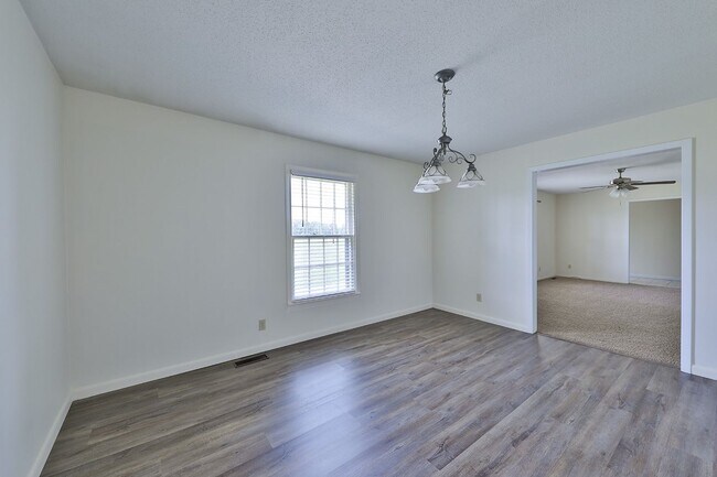 Building Photo - 4 BD, 2 BA Charming Brick Home in Dresden!