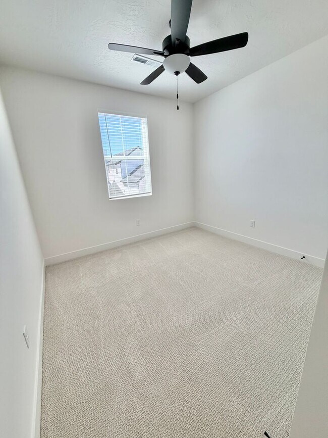 Building Photo - Desert Color 4 Bed Home!