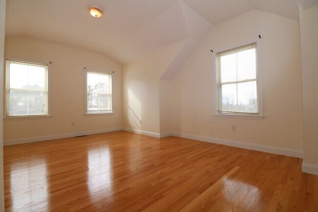 Building Photo - 76 Seaver St