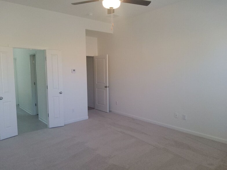 Building Photo - 360 Green Willow Dr