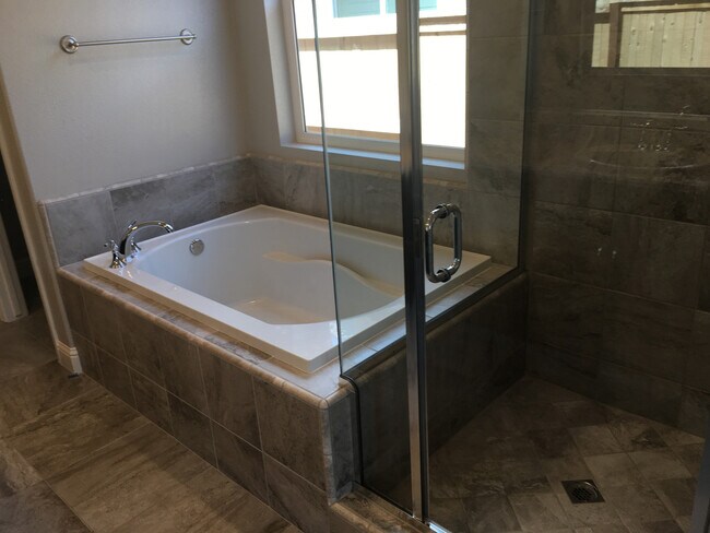 Building Photo - BEAUTIFUL ALMOST NEW HOME IN CLOVIS!