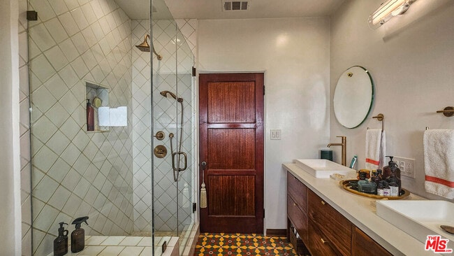 Building Photo - 6101 S Mansfield Ave