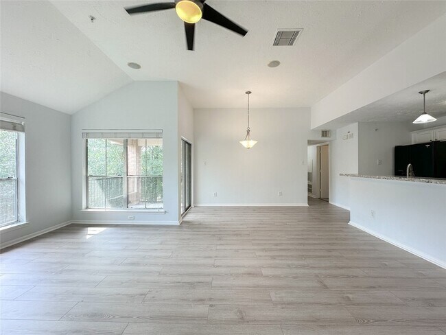 Building Photo - 8051 Bay Branch Dr