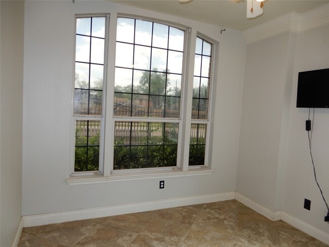 Building Photo - 13531 Russ Dr