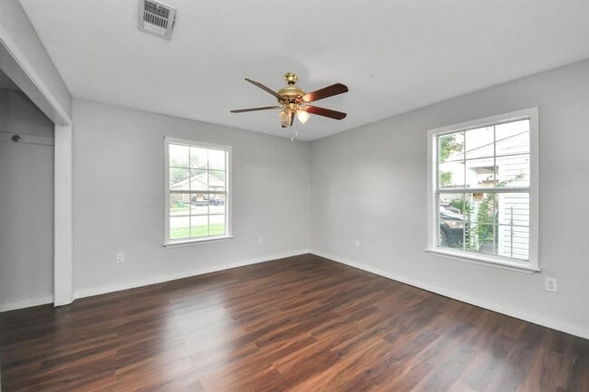 Building Photo - 914 Kress St