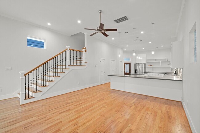 Building Photo - 206 Burr St