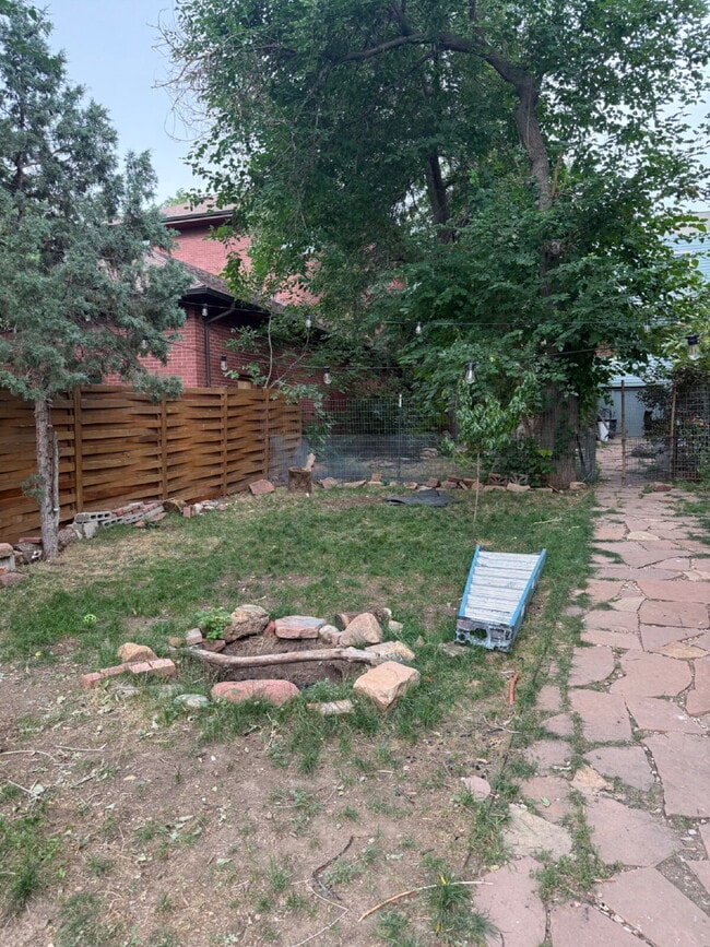 Building Photo - Beautiful and cozy 3 Bedroom 1 Bathroom House Available Now! Lease Term Options Below!