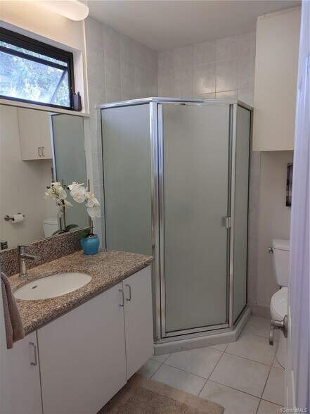 Full bathroom - 1871 Halekoa Dr