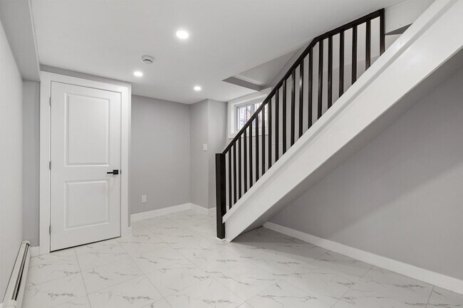 Building Photo - 410 76th St