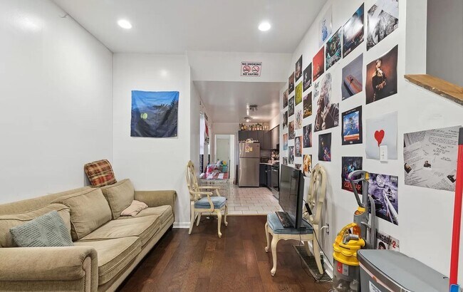 Building Photo - Stunning 6-Bedroom Townhome Near Temple University! Available August 2026!