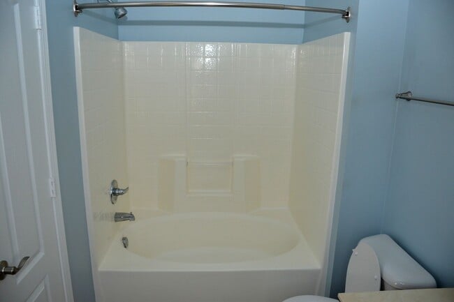 Building Photo - ENJOY CAREFREE LIVING AT IT'S BEST W/ PRIME LOCATION NEAR TOWN CENTER!!