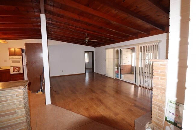 Building Photo - 3 Bedroom 2 Bathroom