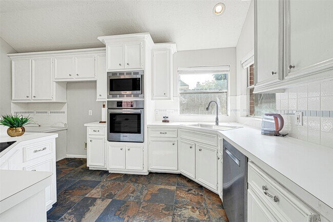 Building Photo - 23223 Diamond Knoll Ct