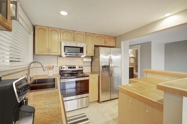 Building Photo - 2bd/1ba Kirkland Condo