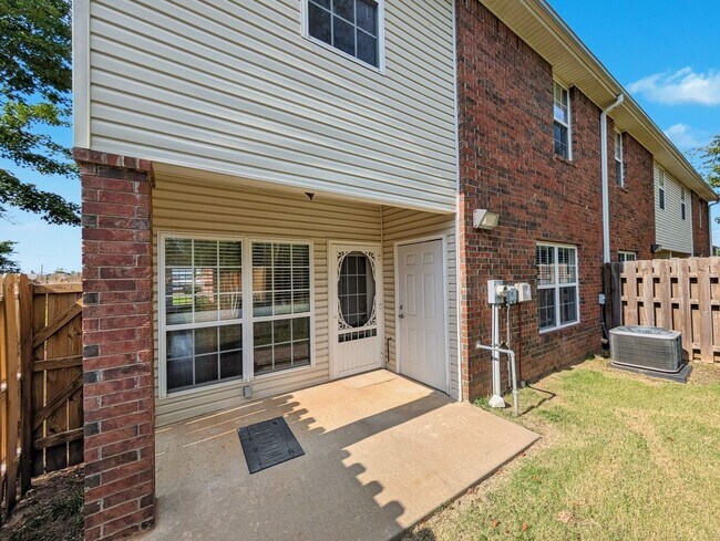 Building Photo - 904 Dixson St