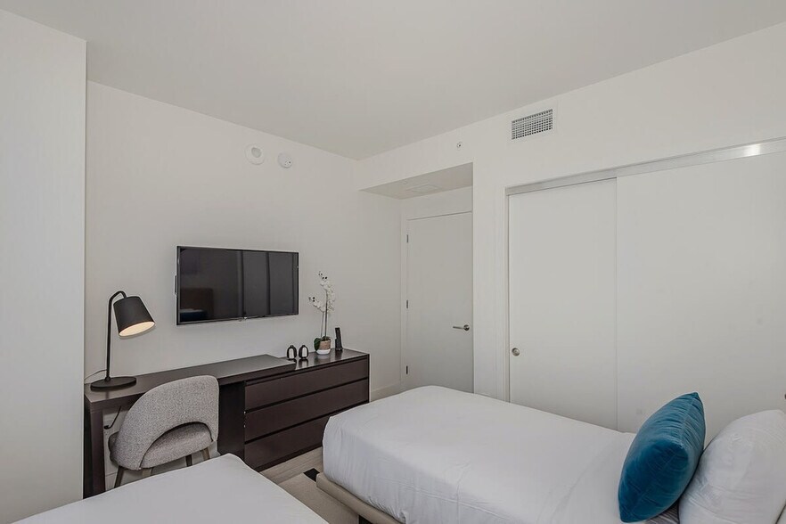 Building Photo - 4010 S Ocean Dr
