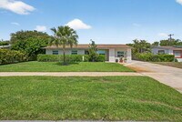 Building Photo - 704 Juniper Dr