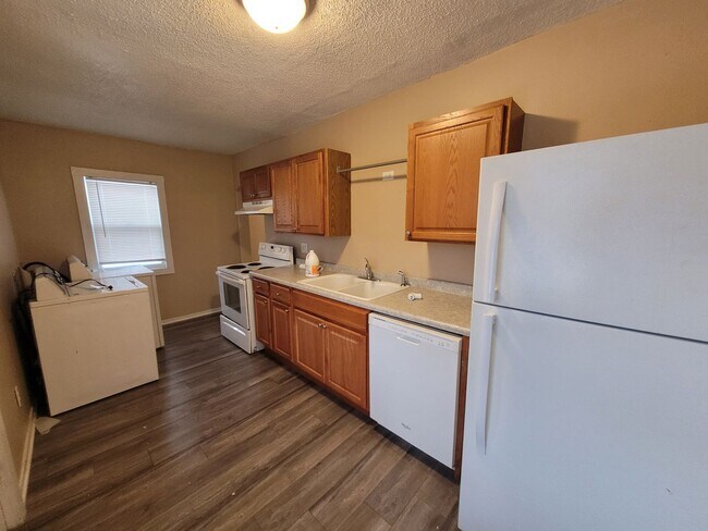 Building Photo - Two Bedroom, One Bathroom Home with Washer...
