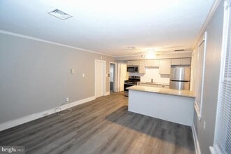 Building Photo - 374 Farnsworth Ave